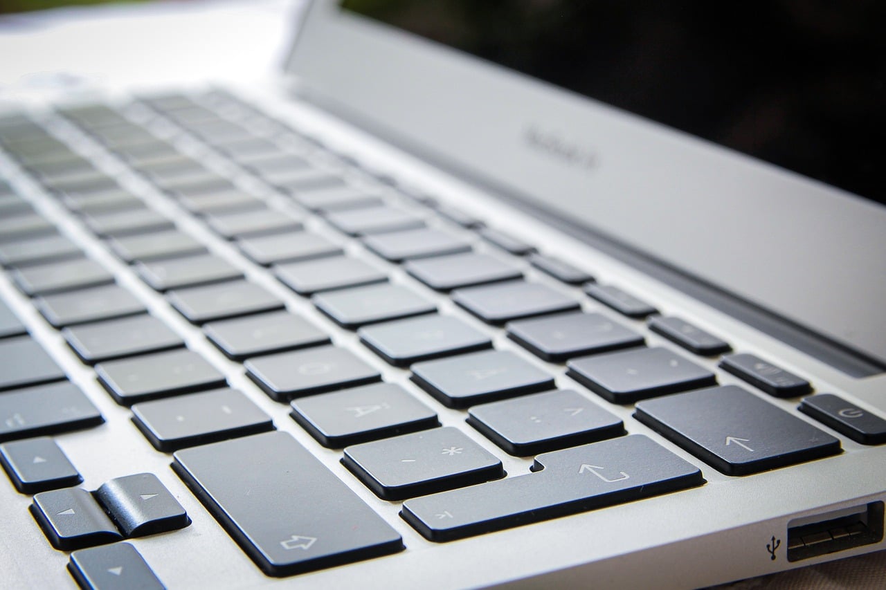 Keyword stuffing- technika wykorzystywana w Black Hat SEO, polegająca na nadmiernym nasycaniu danej strony słowem kluczowym - słownik pojęć SEO - innveo.pl